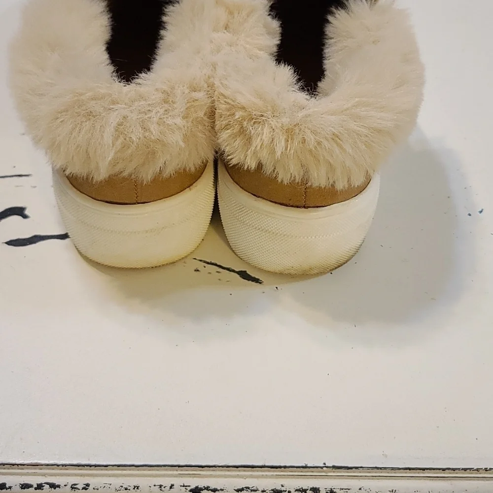 La Sheela Women's Slip-on Shoes Tan Faux Suede W/Cream Faux Fur Size 8 1/2‎ EUC